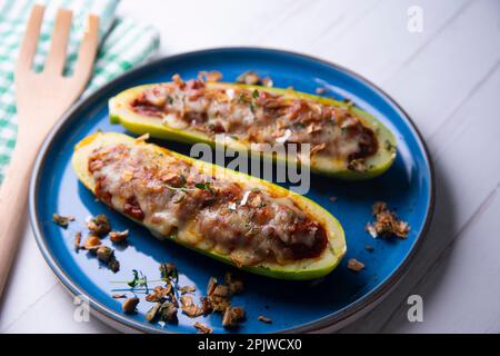 Zucchini gefüllt mit Fleisch und im Ofen gebacken. Traditionelles spanisches Tapa-Rezept. Stockfoto