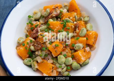 Sautierter Kürbis mit dicken Bohnen. Traditionelles spanisches Rezept. Stockfoto