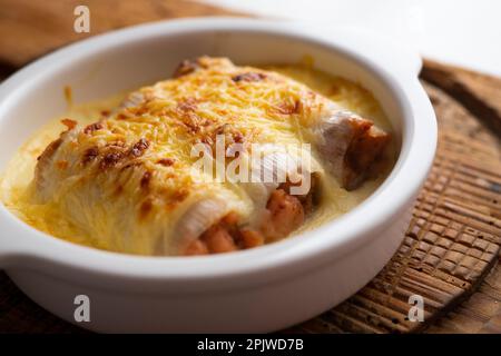 Cannelloni aus Lauch, gefüllt mit Fleisch und im Ofen gebacken. Stockfoto