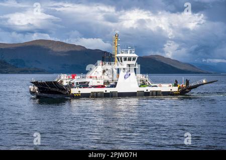 Die Corran Ferry nähert sich Ardgour auf Loch Linnhe, auf der Ardnamurchan-Halbinsel in Lochaber, an der Westküste Schottlands Stockfoto