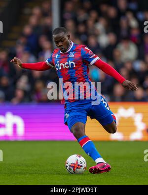 Tyrick Mitchell von Crystal Palace in Aktion während des Premier League-Spiels im Selhurst Park, London. Foto: Samstag, 1. April 2023. Stockfoto