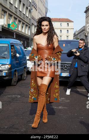 MAILAND, ITALIEN - 25. FEBRUAR 2023: Paola Turani vor Ermanno Scervino Modenschau, Mailand Fashion Week Street Style Stockfoto