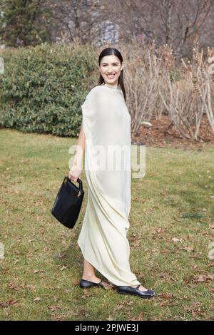 MAILAND, ITALIEN - 25. FEBRUAR 2023: Patricia Manfield vor der Ferragamo-Modenschau, Mailand Fashion Week Street Style Stockfoto