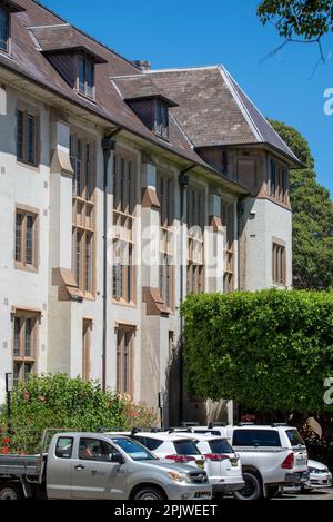 Das Gebäude beherbergt das Sydney Mathematics Research Institute und bietet einen Außenblick auf einen Teil des Quadrangle der University of Sydney an der Science Road Stockfoto