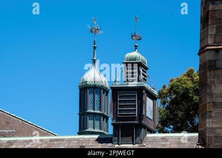 Kunstvolle Finale der Dachluken über dem Quadrangle an der University of Sydney in New South Wales, Australien Stockfoto