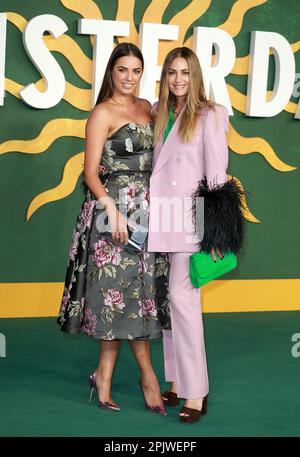 Amber Le Bon und Yasmin Le Bon nehmen am Odeon Luxe Leicester Square in London an der "Amsterdam" Europapremiere Teil. Stockfoto