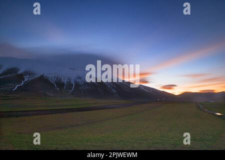 Nationalpark Monti Sibillini, Sonnenaufgang in Castelluccio di Norcia, Umbrien, Italien, Europa Stockfoto