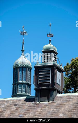 Kunstvolle Finale der Dachluken über dem Quadrangle an der University of Sydney in New South Wales, Australien Stockfoto