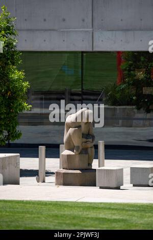 Die 1953 erworbene Tom Bass-Skulptur „The Student“ befindet sich an der Vorderseite des Chau Chak Wing an der University of Sydney in Sydney, Australien Stockfoto