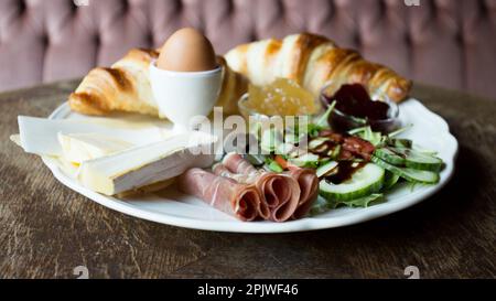 Teller mit Toast und Schinken zum Frühstück Stockfoto