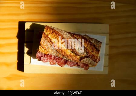 Fuet Sandwich in einem spanischen Restaurant zum Frühstück. Stockfoto