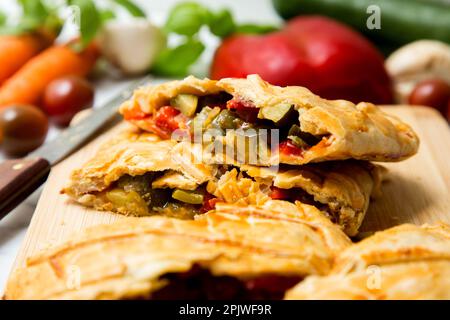 Galicische Empanada gefüllt mit Gemüse. Typisches Rezept aus Nordspanien. Stockfoto