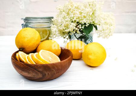 Dosengetränk mit Holunderbeere und Zitrone. Ein erfrischendes Sommergetränk mit frischen Holunderblumen. Stockfoto