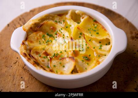 Gebackene Kartoffelscheiben Gratin. Traditionelles spanisches Rezept. Stockfoto