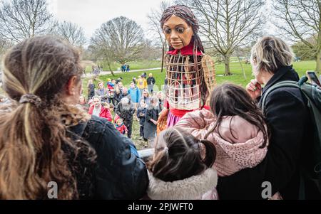 Little Amal führt einen gesponserten Spaziergang durch Hampstead Heath, um vertriebene Kinder auf der ganzen Welt zu unterstützen. Stockfoto