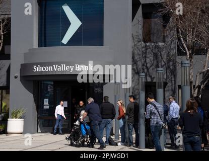 Peking, USA. 13. März 2023. Vor dem Hauptsitz der Silicon Valley Bank (SVB) in Santa Clara, Kalifornien, USA, stehen am 13. März 2023 Schlangen. Kredit: Li Jianguo/Xinhua/Alamy Live News Stockfoto