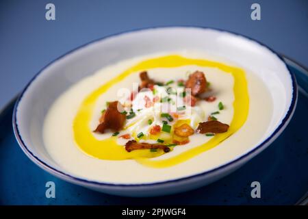 Kartoffelcreme mit Pilzen und pochiertem Ei. Stockfoto