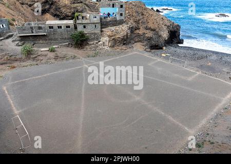 Einfaches Fußballfeld am Ufer des atlantischen Ozeans in der Nähe von ribeira grande auf Santo antao Island, Cabo verde Stockfoto