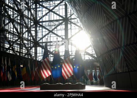 Brüssel, Belgien. 04. April 2023. Europäische und US-amerikanische Flaggen auf dem Europäischen Rat in Brüssel, Belgien, am 4. April 2023. Kredit: ALEXANDROS MICHAILIDIS/Alamy Live News Stockfoto