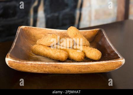 Gebratene Mozzarella-Stäbchen mit Marmelade. Stockfoto