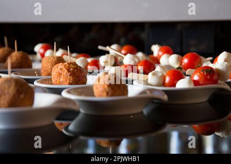 Gebratene Mozzarella-Stäbchen mit Marmelade. Stockfoto