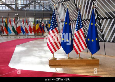 Brüssel, Belgien. 04. April 2023. Europäische und US-amerikanische Flaggen auf dem Europäischen Rat in Brüssel, Belgien, am 4. April 2023. Kredit: ALEXANDROS MICHAILIDIS/Alamy Live News Stockfoto