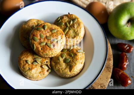 Salzige Muffins mit Gemüse und Datteln. Stockfoto