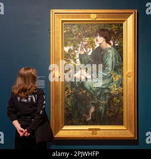 Tate Britain, London, Großbritannien. 4. April 2023. The Rossettis, eine große Ausstellung, die Romantik und Radikalismus der Generation Rossetti in 150 Gemälden und Zeichnungen sowie Fotografie, Design und Poesie darstellt. Dies ist die erste Retrospektive von Dante Gabriel Rossetti in Tate und die größte Ausstellung seiner berühmten Bilder seit zwei Jahrzehnten, auch die erste vollständige Retrospektive von Elizabeth Siddal seit 30 Jahren. Motiv: Dante Gabriel Rossetti, Der Tagtraum. Kredit: Malcolm Park/Alamy Live News Stockfoto