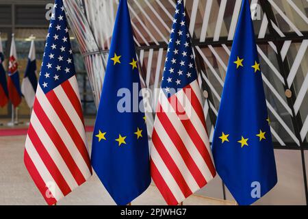 Brüssel, Belgien. 04. April 2023. Europäische und US-amerikanische Flaggen auf dem Europäischen Rat in Brüssel, Belgien, am 4. April 2023. Kredit: ALEXANDROS MICHAILIDIS/Alamy Live News Stockfoto