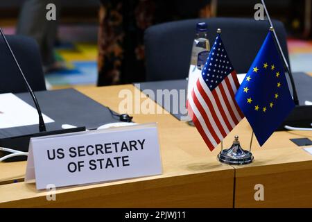 Brüssel, Belgien. 04. April 2023. Europäische und US-amerikanische Flaggen auf dem Europäischen Rat in Brüssel, Belgien, am 4. April 2023. Kredit: ALEXANDROS MICHAILIDIS/Alamy Live News Stockfoto