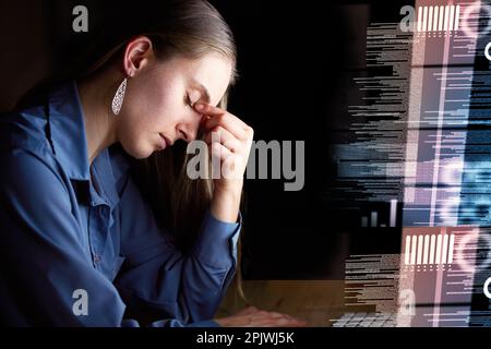 Frau, Kopfschmerzen und Müdigkeit, Code und Programmierer, Burnout und Arbeitsnacht, Stress Migräne und psychische Gesundheit. Müdigkeit, Überlastung und Börse Stockfoto