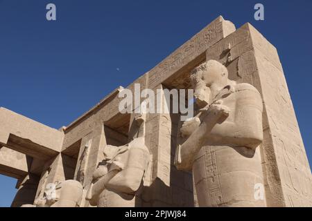 Das Ramesseum, Leichenhalle Tempel von Ramses II. am Westufer des Nils in Luxor, Ägypten Stockfoto