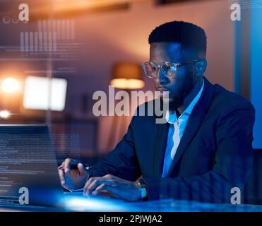 Schwarzer Mann im Geschäft, Code mit Laptop und Hologramm, Analyse und Programmierer nachts im Büro, Dashboard und Overlay. Informationstechnologie, Daten Stockfoto