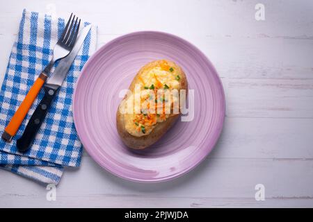 Gebackenes Kartoffelsouffle mit Gratinkäse. Stockfoto