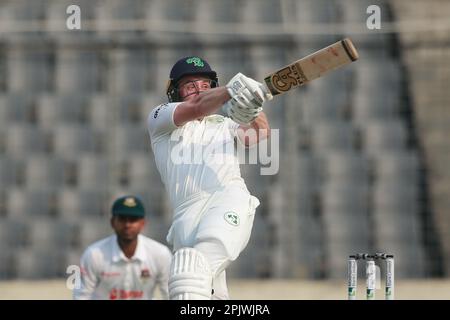 Lorcan Tucker schlägt während des alleinigen Testspiels zwischen Bangladesch und Irland im Sher-e-Bangla National Cricket Stadium, Mirpur, Dhaka, Bangladesch. Stockfoto