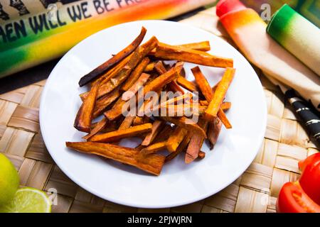 Süßkartoffeln sind Kartoffeln, die in Teige geschnitten und in heißem Öl gebraten werden, bis sie goldbraun und knusprig sind. Stockfoto