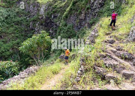 Mutter und Sohn, Touristen, erkunden die spektakuläre Landschaft der Insel Santo Antao auf einem wunderschönen malerischen Wanderweg in den Bergen, Cabo verde, afrika Stockfoto
