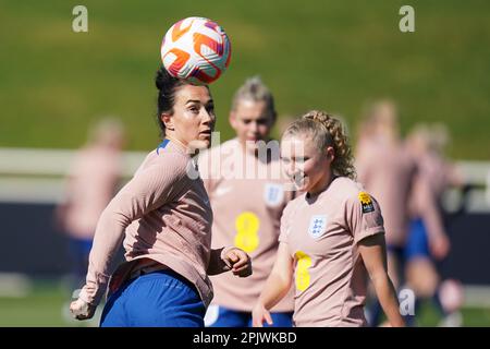 Englands Lucy Bronze (links) während eines Trainings in St. George's Park, Burton upon Trent. Foto: Dienstag, 4. April 2023. Stockfoto