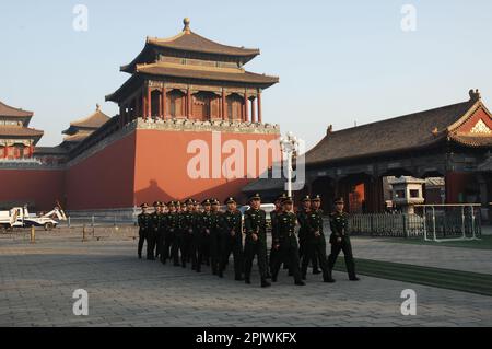 Wachen üben in der Verbotenen Stadt. Peking, China Stockfoto