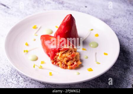 Rote Piquillo-Paprika gefüllt mit Bechamel und Gemüse. Stockfoto