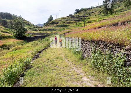 Mutter und Sohn, Touristen, erkunden die spektakuläre Landschaft der Insel Santo Antao auf einem wunderschönen Wanderweg in den Bergen, Cabo verde, afrika Stockfoto