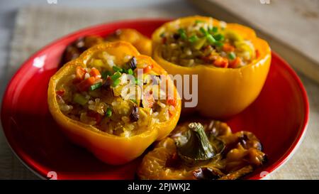 Gebackene Paprika gefüllt mit Reis und Gemüse. Stockfoto