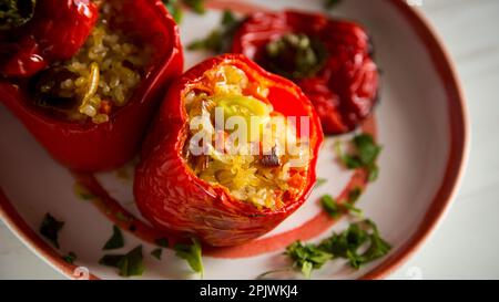 Gebackene Paprika gefüllt mit Reis und Gemüse. Stockfoto