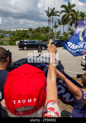 Anhänger des ehemaligen Präsidenten Donald Trump warten auf seine Ankunft am Palm Beach International Airport. Der ehemalige Präsident ist auf dem Weg nach New York C. Stockfoto