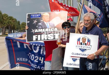 Anhänger des ehemaligen Präsidenten Donald Trump warten auf seine Ankunft am Palm Beach International Airport. Der ehemalige Präsident ist auf dem Weg nach New York C. Stockfoto