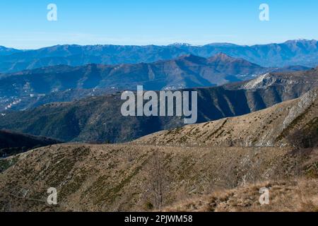 Ausflug in die Hügel des Hinterlands von Genua, Ligurien, Italien im Januar. Stockfoto