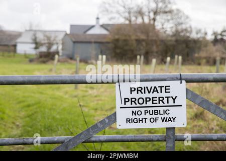 Privatgrundstück, Schild „kein Wegerecht“ am Farmtor, Tinkinswood, Wales, Großbritannien Stockfoto