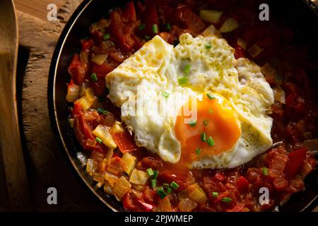 Manchego Pisto, auch einfach Ratatouille genannt, ist ein traditionelles Gericht aus La Mancha, das aus einem Braten aus verschiedenen Gemüsesorten und Eiern besteht Stockfoto