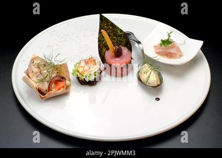 Italienische Speisenrezepte, Meeresfrüchte-Vorspeise mit Tintenfisch, Garnelen, Thunfisch, Stockfisch und Schwertfisch Stockfoto