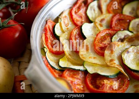 Vegetarische Torte mit Kartoffeln, Zucchini und Tomaten in Scheiben geschnitten Stockfoto